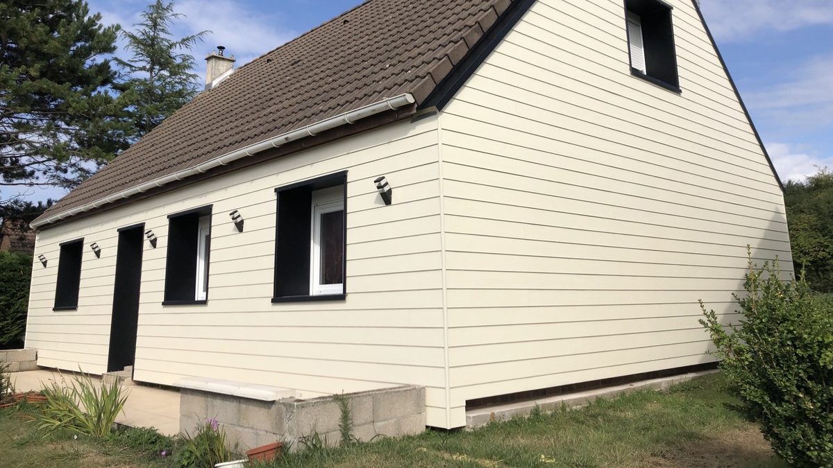 Maison après rénovation énergétique par Hapînov — isolation par l'extérieur et pompe à chaleur installées dans le Pas-de-Calais