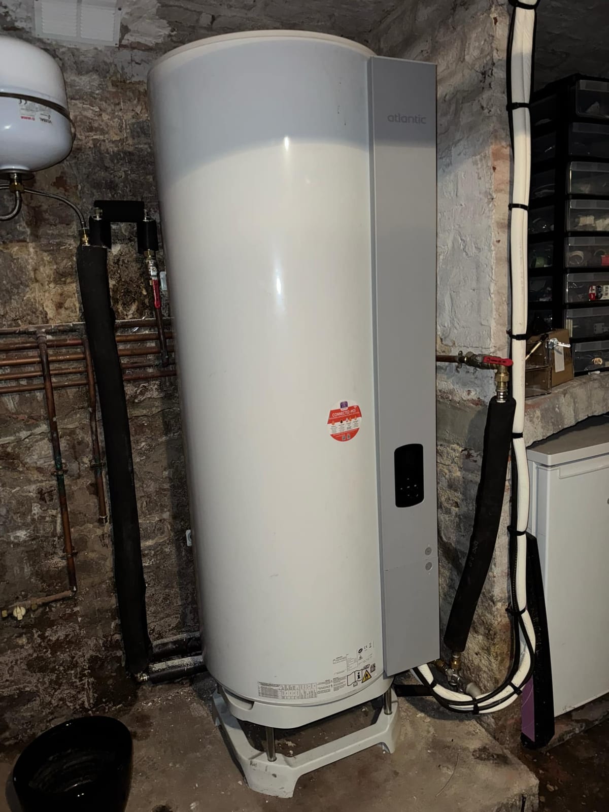 Ballon thermodynamique Atlantic installé en cave par Hapînov dans le Pas-de-Calais