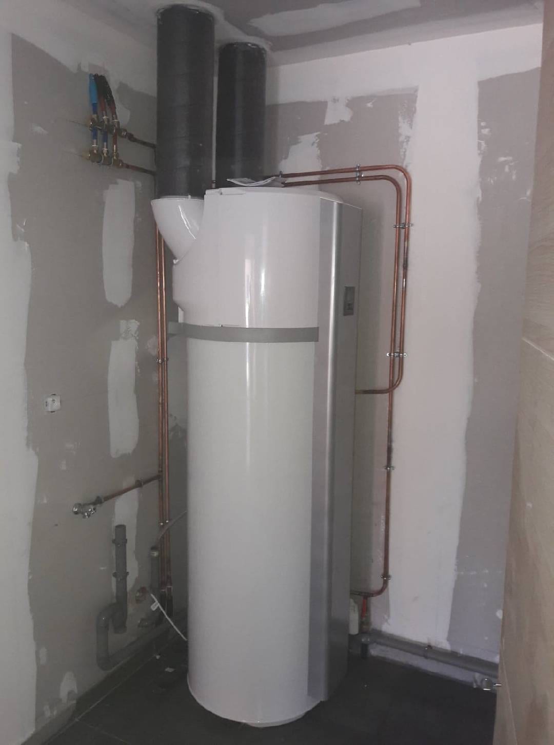 Ballon thermodynamique vertical installé sur chantier placo par Hapînov