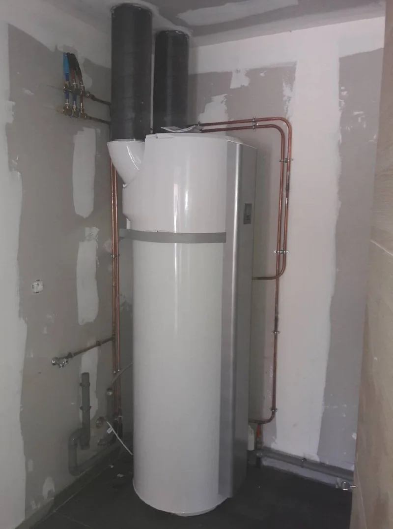 Chauffe-eau thermodynamique vertical en cours d'installation par Hapînov