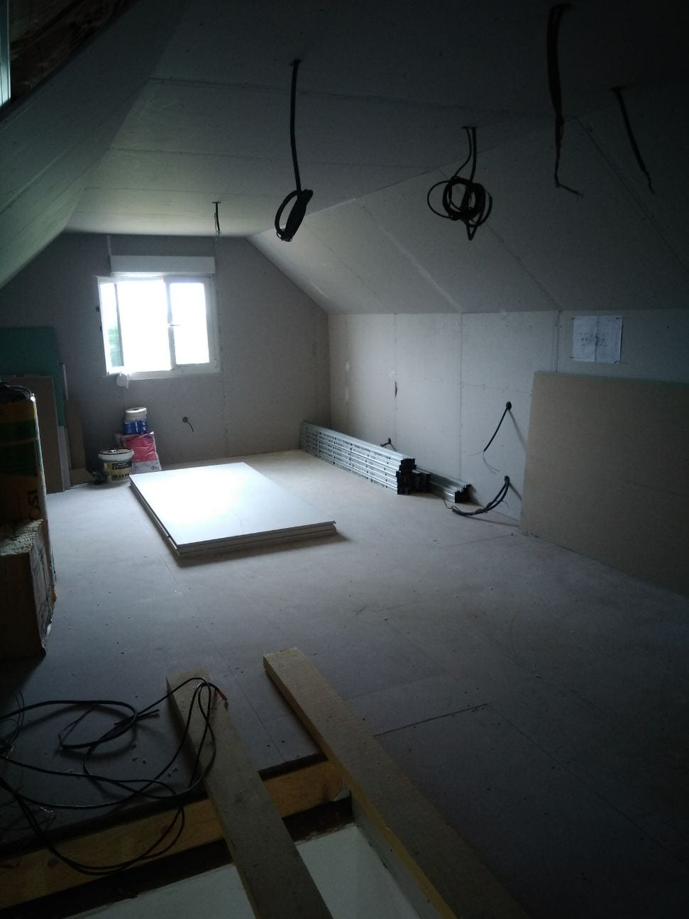 Aménagement de combles avec pose de placo et velux par Hapînov dans le Pas-de-Calais