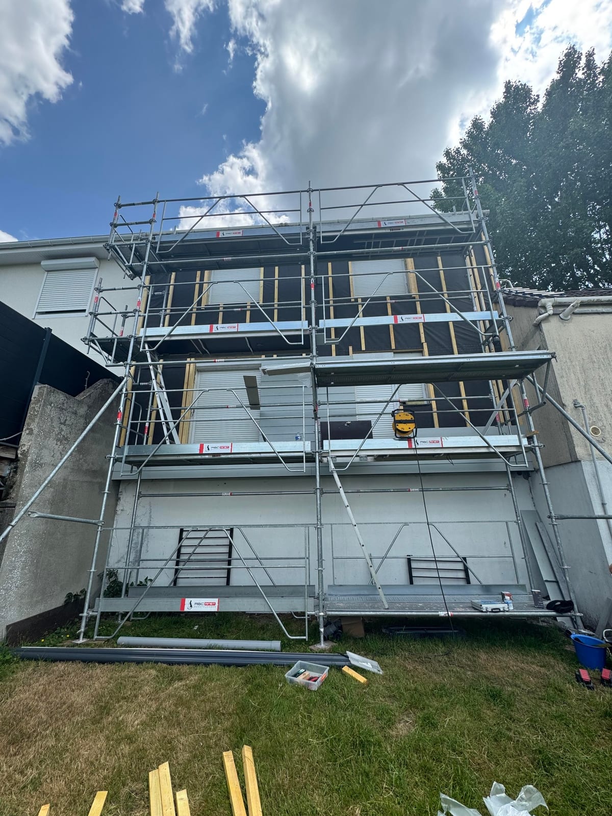Échafaudage installé pour des travaux d'isolation thermique par l'extérieur sur une façade par Hapînov