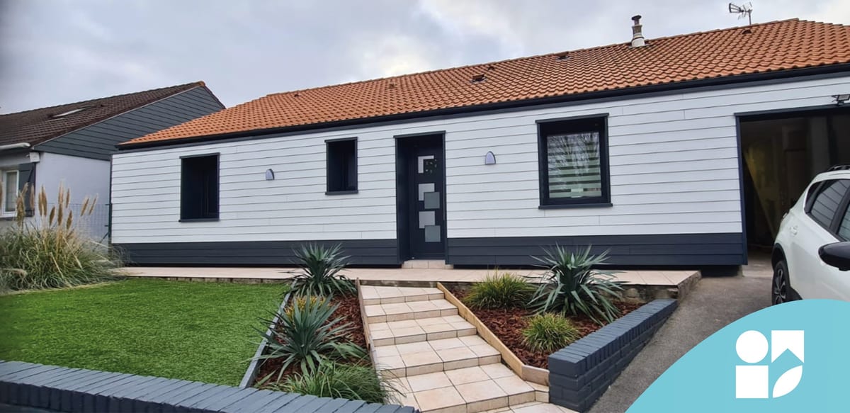 Maison rénovée avec bardage blanc, soubassement anthracite et porte d'entrée moderne par Hapînov