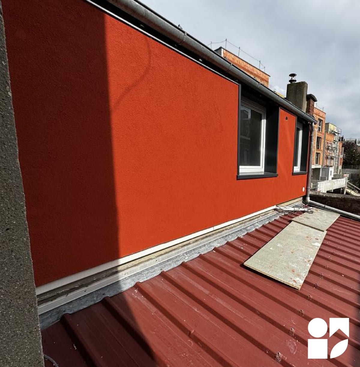 Façade rénovée avec enduit orange et toiture bac acier par Hapînov dans le Pas-de-Calais