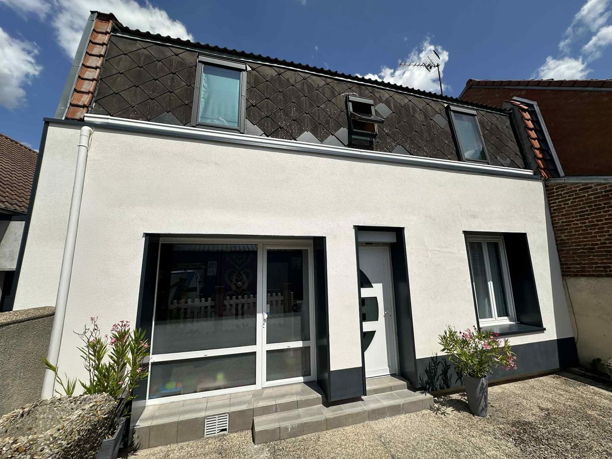 Façade de maison de ville rénovée avec enduit blanc et menuiseries neuves par Hapînov dans le Pas-de-Calais