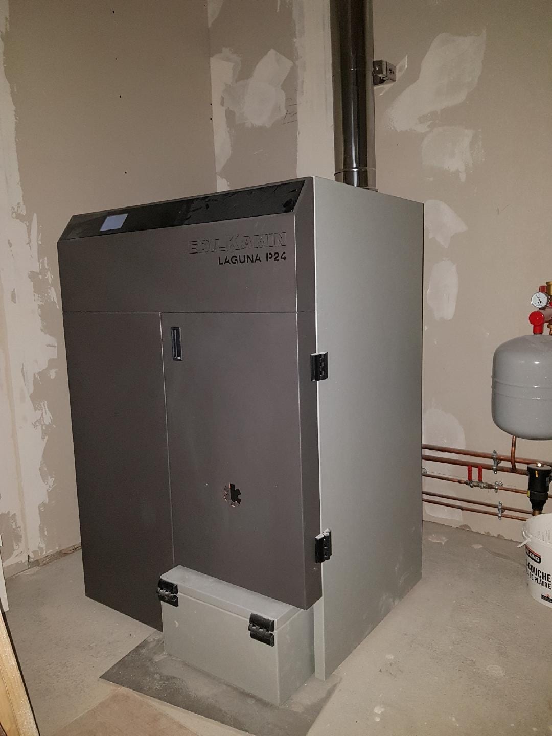 Chaudière à granulés Edilkamin Laguna P24 installée en chaufferie par Hapînov