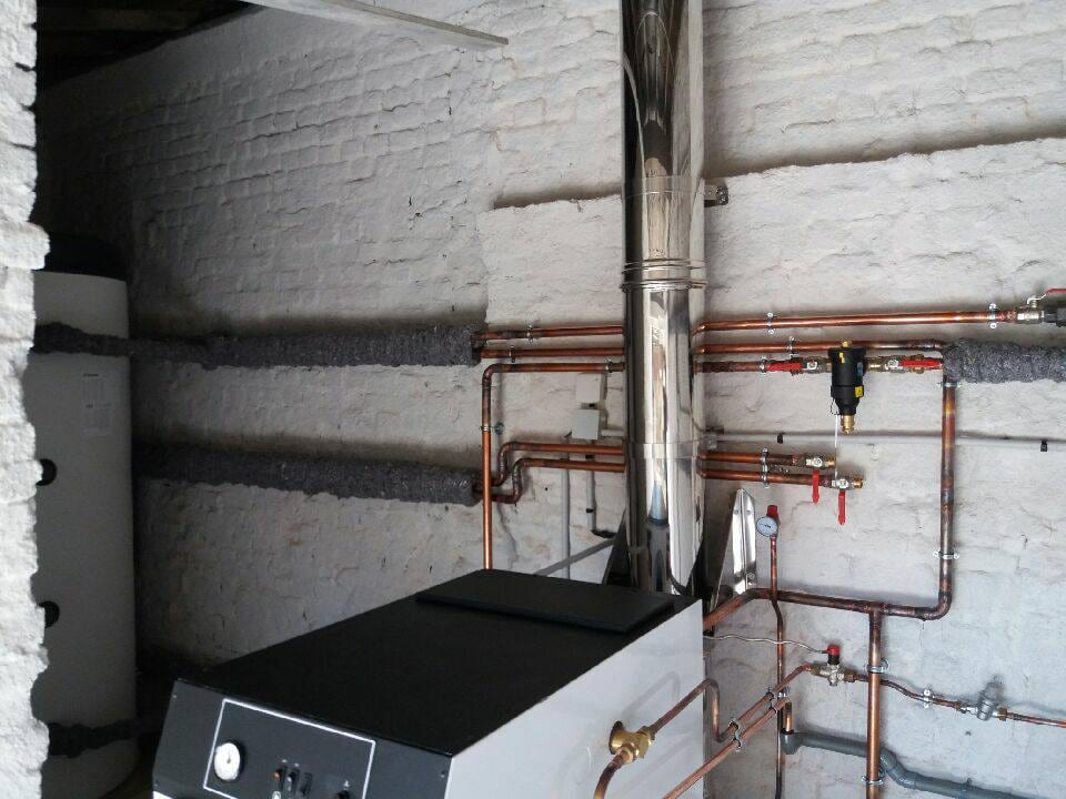 Chaudière fioul au sol avec conduit inox et réseau cuivre installée par Hapînov dans le Pas-de-Calais