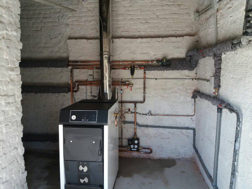 Chaudière à granulés avec conduit inox et réseau hydraulique cuivre installée par Hapînov