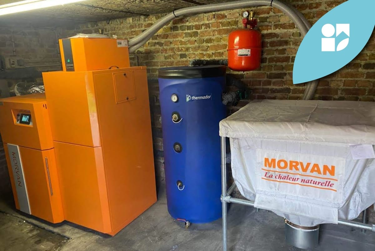 Chaudière à granulés Morvan avec silo textile et ballon tampon Thermador photographiée sur un chantier Hapînov