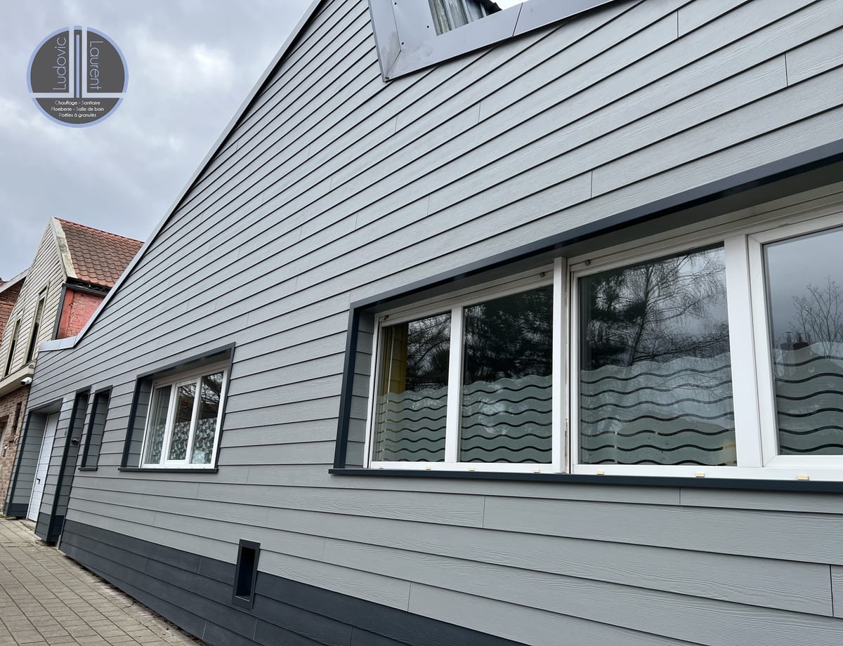Rénovation de façade avec bardage clin gris et menuiseries blanches par Hapînov dans le Pas-de-Calais