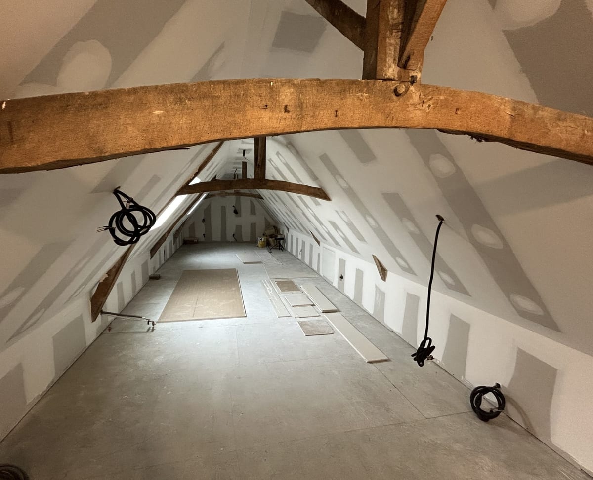 Combles aménagés isolés et habillés en placoplâtre sur rampants par Hapînov dans le Pas-de-Calais