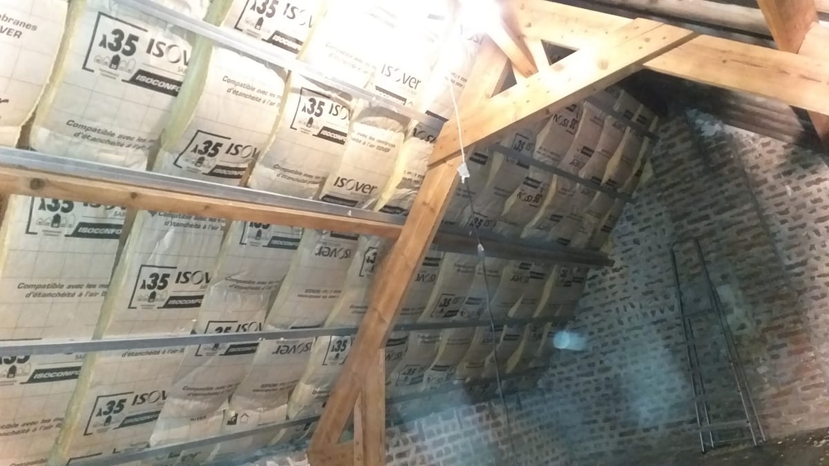 Isolation des combles en laine de verre Isover entre chevrons de la charpente par Hapînov