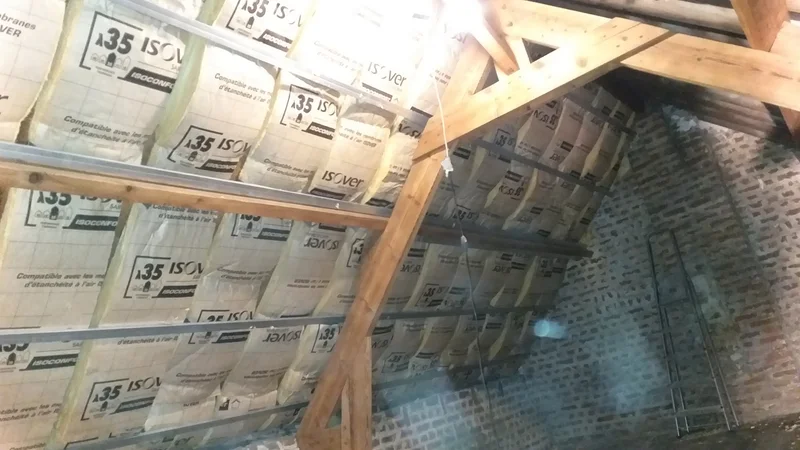 Isolation de combles Isover sur charpente bois réalisée par Hapînov