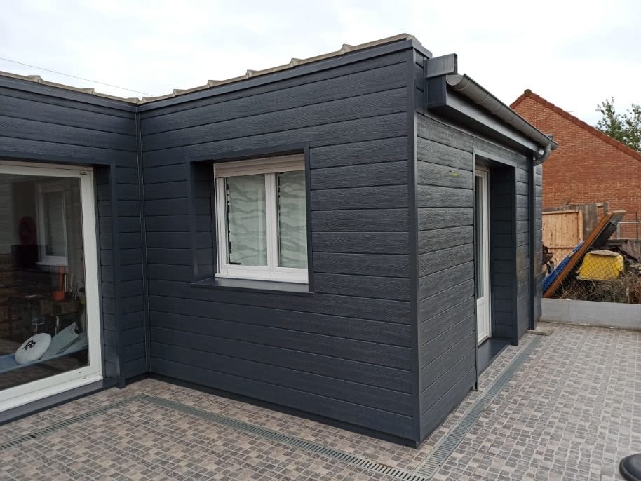Isolation thermique par l'extérieur avec bardage composite anthracite sur angle de maison par Hapînov