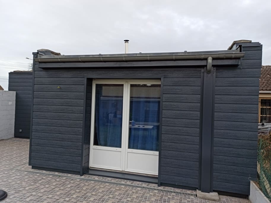 Isolation thermique par l'extérieur avec bardage composite anthracite sur extension réalisée par Hapînov