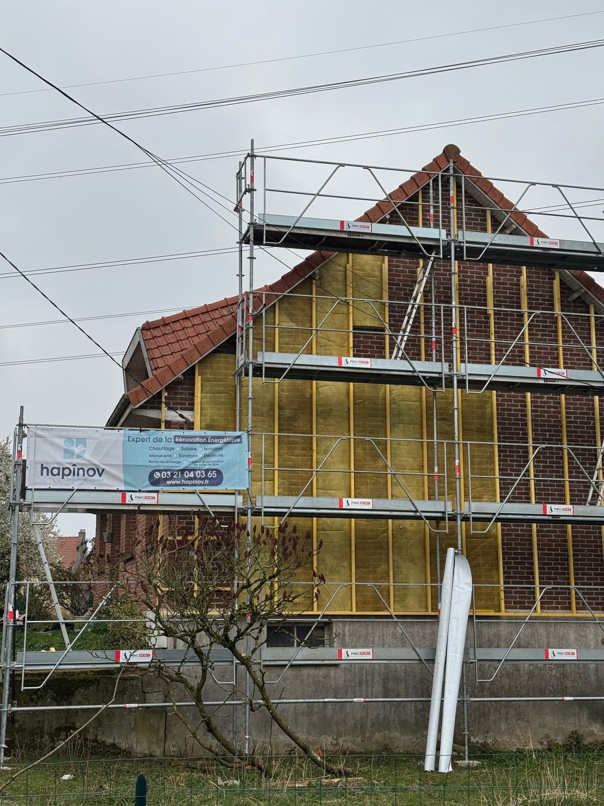 Chantier d'isolation thermique par l'extérieur en laine de bois sur pignon par Hapînov dans le Pas-de-Calais