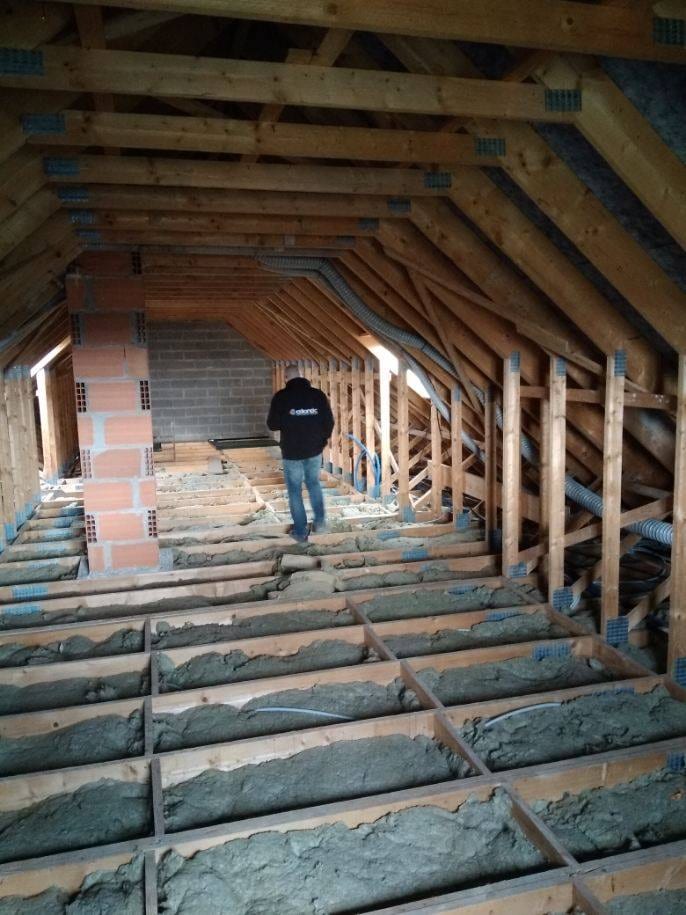 Technicien Hapînov réalisant le soufflage de laine de roche dans les combles