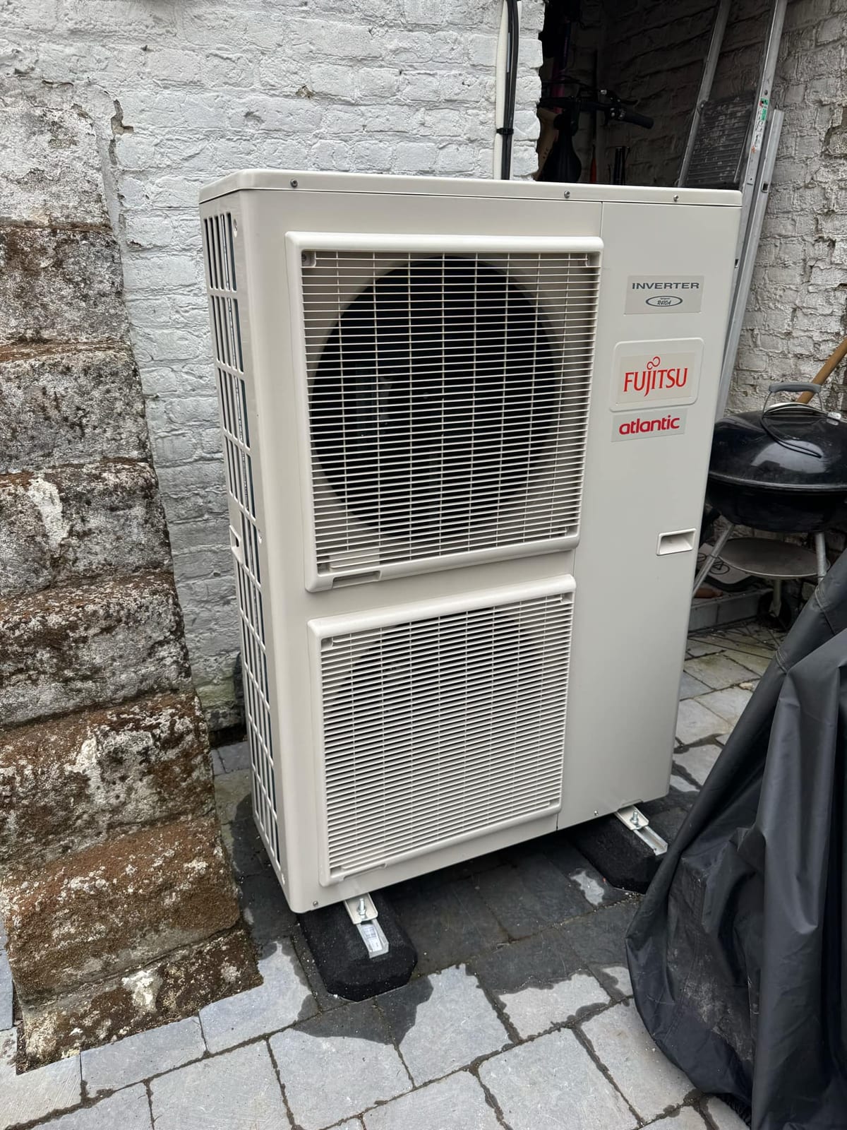 Pompe à chaleur Atlantic Inverter unité extérieure posée par Hapînov dans le Pas-de-Calais
