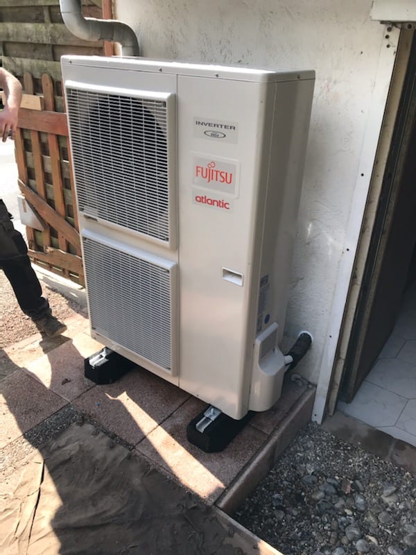 Unité extérieure de pompe à chaleur Atlantic Inverter posée par Hapînov dans le Pas-de-Calais