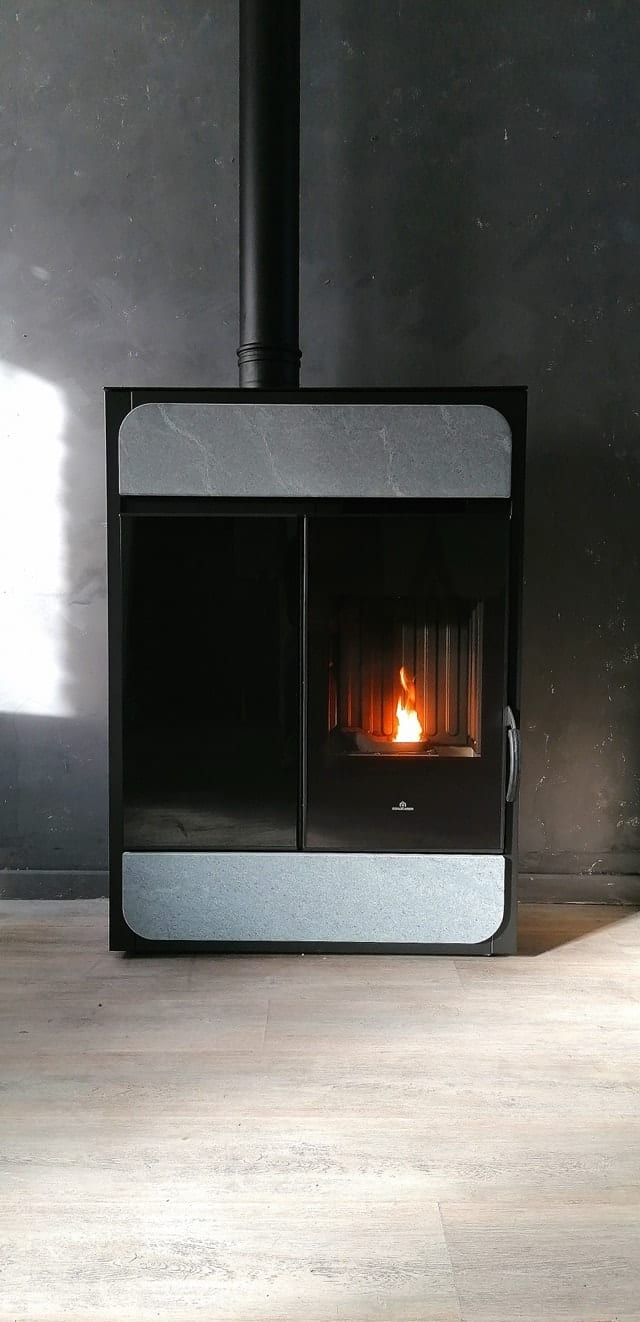 Poêle à granulés Edilkamin anthracite avec habillage pierre installé par Hapînov