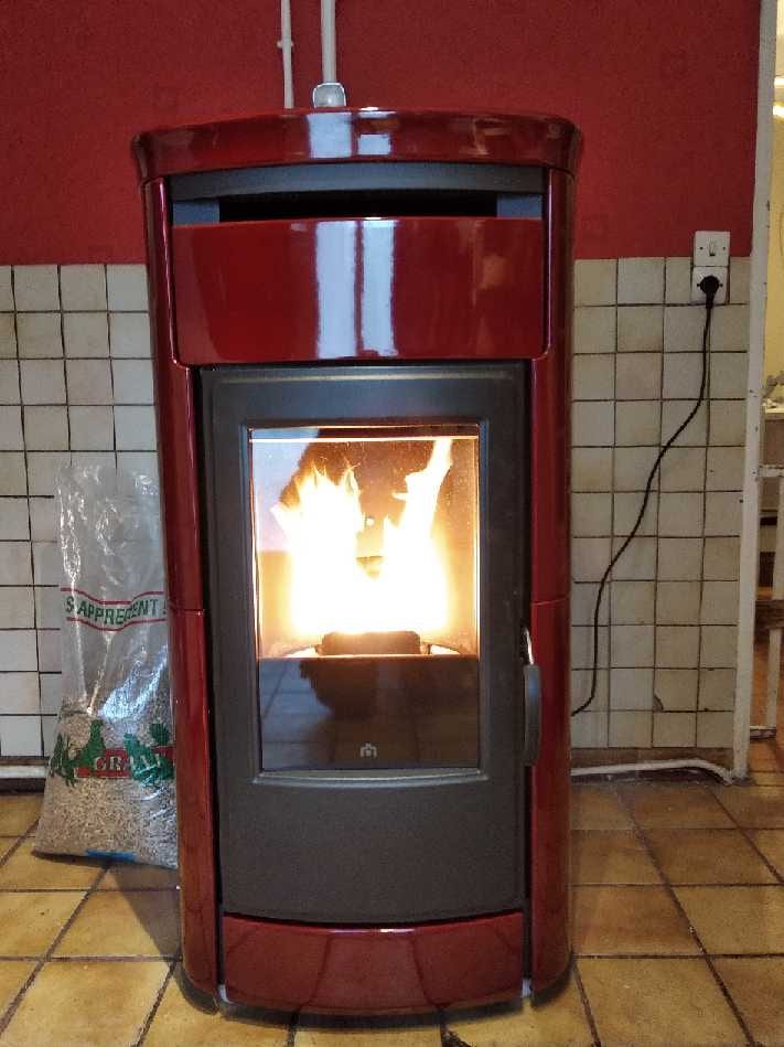 Poêle à granulés émaillé bordeaux avec sac de pellets installé par Hapînov
