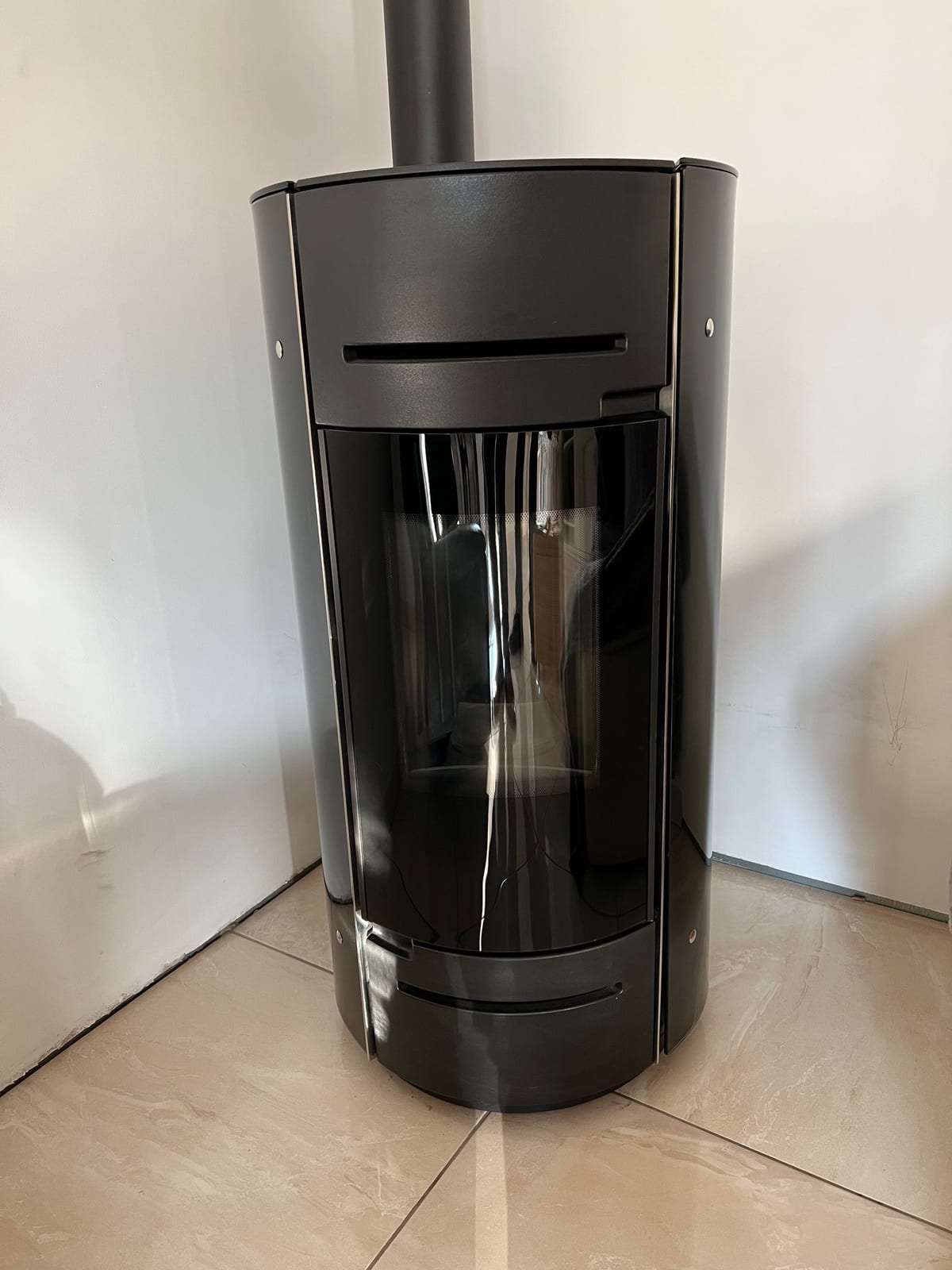Poêle à granulés noir laqué de design cylindrique installé par Hapînov dans le Pas-de-Calais