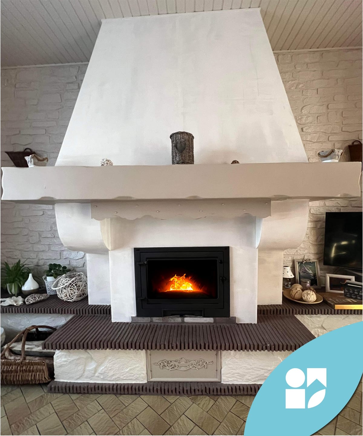Insert à bois moderne intégré dans une cheminée blanche rustique par Hapînov dans le Pas-de-Calais