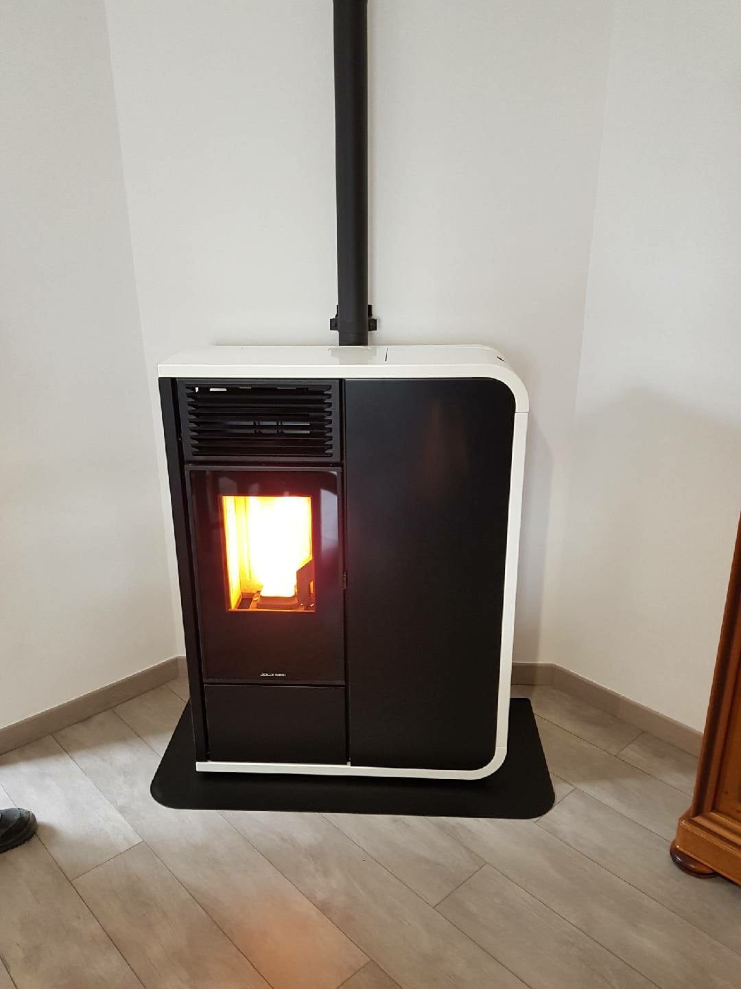 Poêle à granulés Jollymec vertical blanc ivoire installé par Hapînov