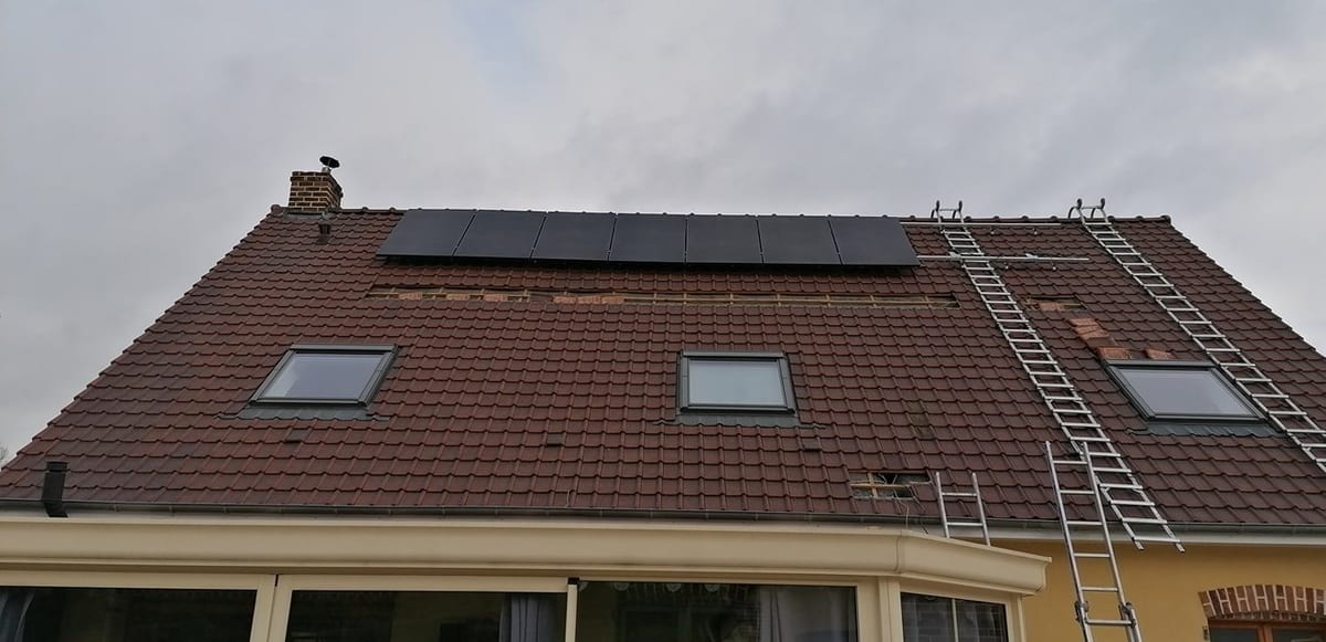 Pose de panneaux solaires photovoltaïques sur toiture en tuiles par Hapînov dans le Pas-de-Calais