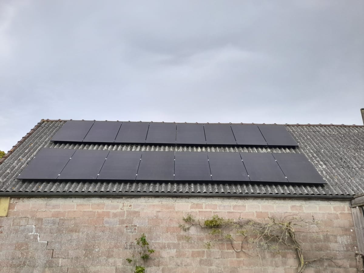 Panneaux photovoltaïques posés sur toiture fibrociment d'une grange par Hapînov dans le Pas-de-Calais