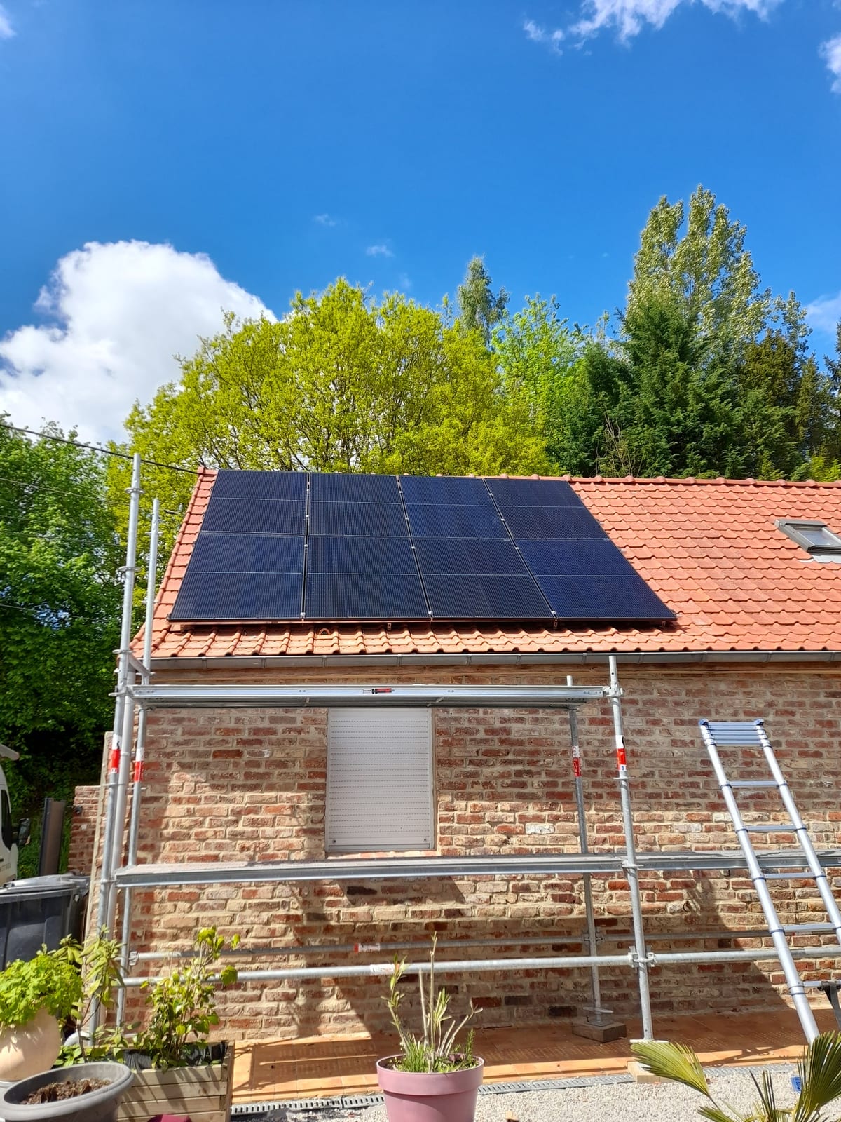 Panneaux photovoltaïques posés sur toiture de grange par Hapînov dans le Pas-de-Calais