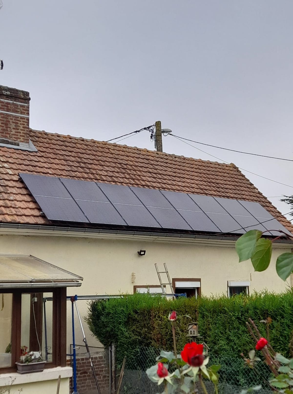 Panneaux photovoltaïques en toiture tuile d'une maison par Hapînov dans le Pas-de-Calais