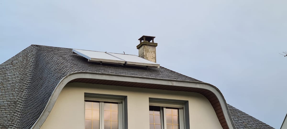 Panneaux solaires thermiques posés sur toiture ardoise par Hapînov dans le Pas-de-Calais