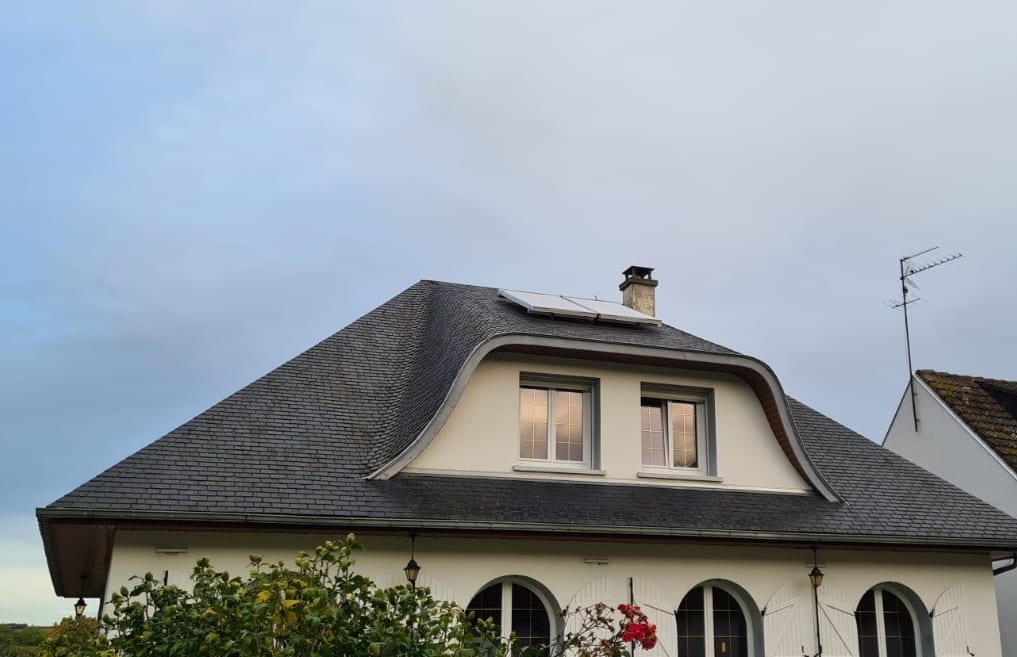 Installation de panneaux solaires thermiques sur toiture ardoise d'une maison par Hapînov dans le Pas-de-Calais