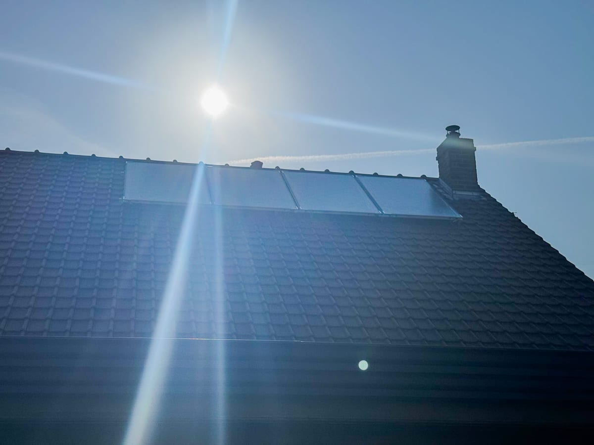 Panneaux solaires thermiques intégrés en toiture tuile par Hapînov dans le Pas-de-Calais
