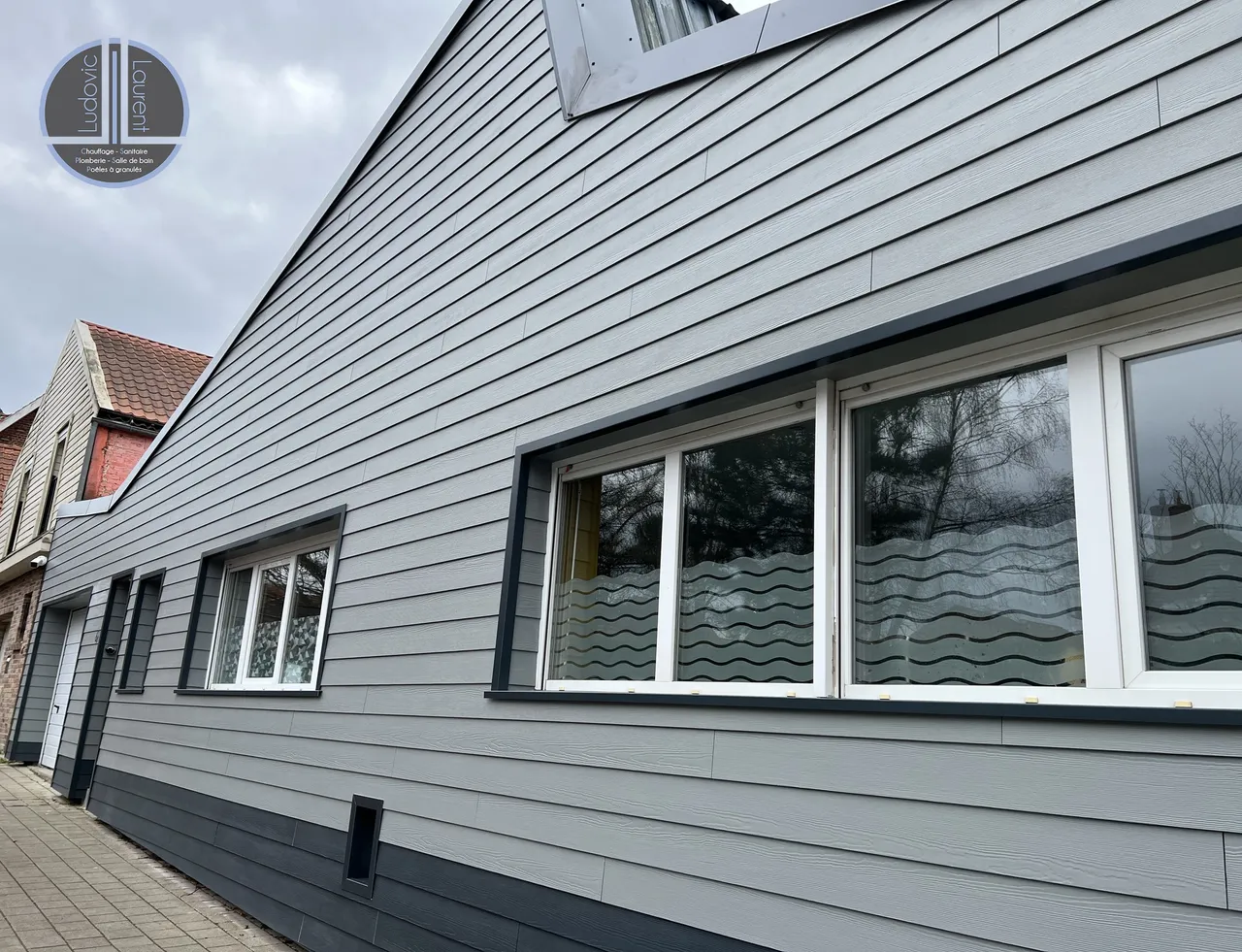 Isolation par l'extérieur avec bardage gris sur une maison du bassin minier, chantier Hapînov