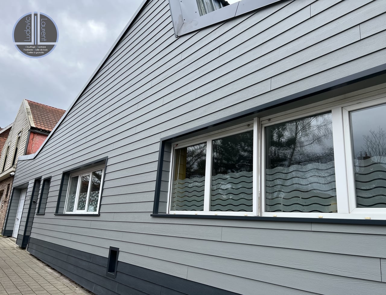 Isolation thermique par l'extérieur (ITE) avec bardage gris posée par Hapînov dans le Pas-de-Calais