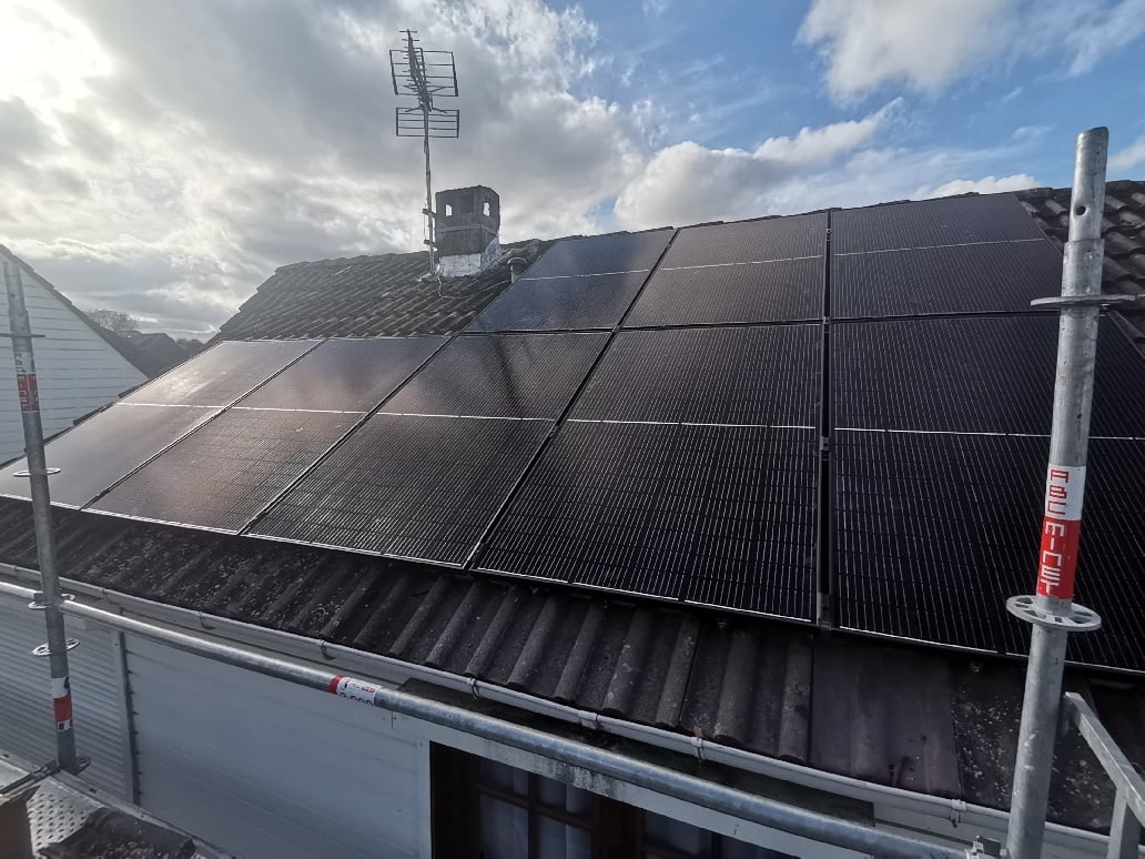 Installation solaire d'autoconsommation sur toiture posée par Hapînov dans le Pas-de-Calais