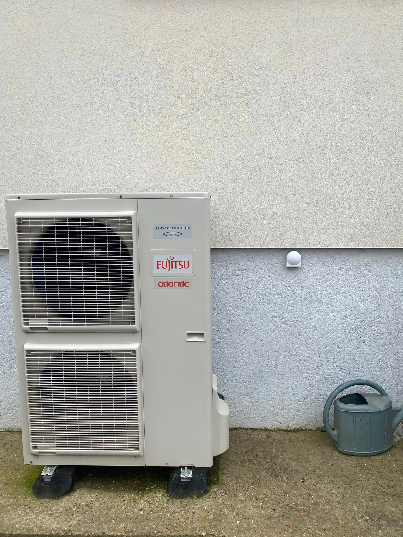 Unité extérieure de pompe à chaleur air-eau installée dans le Pas-de-Calais